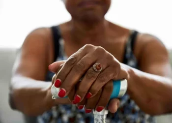 Por que mortes de idosos por quedas quase dobraram em 10 anos no Brasil