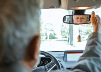 Idoso ao volante: como reconhecer quando é a hora de parar de dirigir