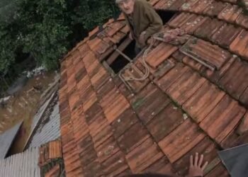 Temporais no RS: idoso de 84 anos é resgatado de telhado por guarda-vidas voluntário