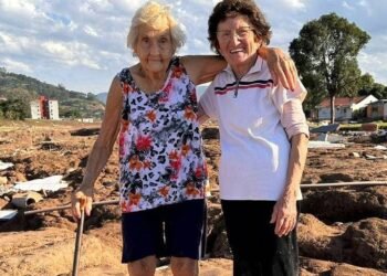 Vizinhas idosas se reencontram após perderem tudo na enchente no RS