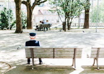 Um olhar crítico sobre a solidão na velhice