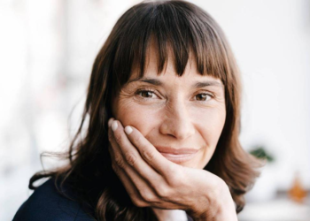 Humanos têm ‘salto’ de envelhecimento aos 44 e 60 anos, sugere estudo