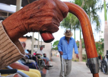 Idosos deixam de ser a menor parcela da população e já superam os de 15 a 24 anos, diz IBGE