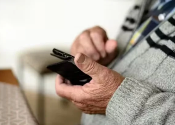 Um novo golpe digital que se aproveita da vulnerabilidade de idosos para pedir a transferência de grandes quantias financeiras.