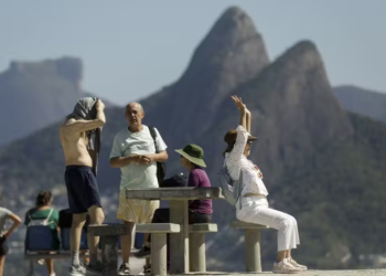 Expectativa de vida do brasileiro sobe para 76,4 anos e supera índice anterior à pandemia, diz IBGE