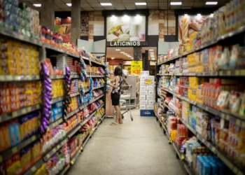 Alimentos ultraprocessados aceleram envelhecimento biológico, alerta estudo