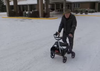 Idoso de 100 anos caminha 5 quarteirões todo dia para ver sua amada