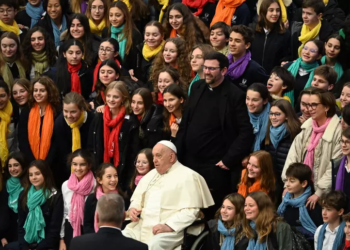 Papa apela para idosos não ficarem sozinhos nas festas de Natal