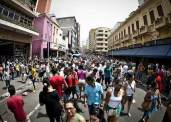 Brasil tem aumento na quantidade de idosos e diminuição de menores de 30 anos, mostra IBGE