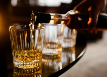 Imposto seletivo para bebidas alcoólicas pode reduzir óbitos e adoecimentos, defende Ministério da Saúde