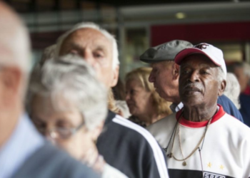 Gratuidades, descontos, prioridades e mais: conheça 11 direitos de quem é aposentado