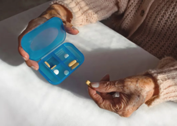 Uso de antibióticos entre idosos exige cuidado extra; entenda