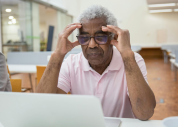 Investir em educação para idosos pode desacelerar envelhecimento e reduzir riscos de violência, afirma especialista