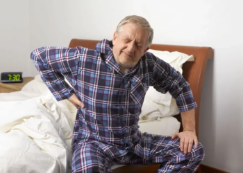 Dor nas costas e sedentarismo: idosos estão em maior risco desta correlação