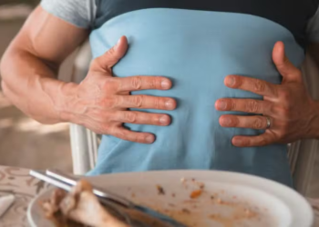 Comeu demais na virada? Veja 6 maneiras de vencer o inchaço e saiba quando ele pode ser sinal de algo mais grave