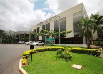 Justiça determina que restaurante pague indenização à criança que escorregou em piso molhado