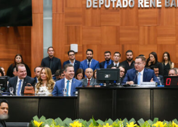 Botelho transmite cargo a Max Russi e destaca avanços na ALMT