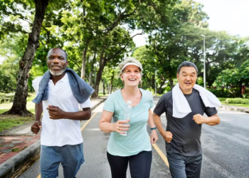Equação da juventude: os 3 hábitos que você precisa combinar para não envelhecer rápido, segundo estudo suíço