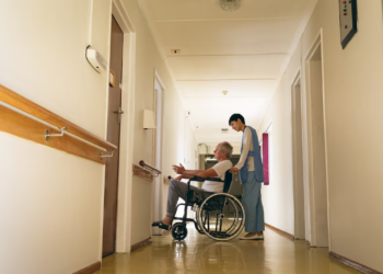 Brasil vive uma crise de falta de cuidado de pessoas idosas, afirma promotor