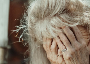 Vítima de descontos indevidos em aposentadoria diz que INSS a deixou vulnerável: ‘me senti roubada’