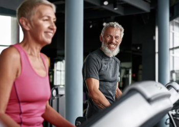 Existem dois tipos de envelhecimento, e um deles você pode evitar. Veja como