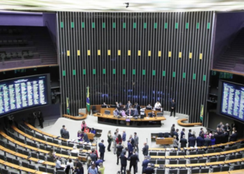 Câmara dos Deputados aprova aumento de pena para casos de injúria racial contra mulheres e idosos