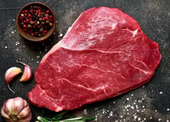 Idosos que consomem proteína três vezes ao dia são mais fortes; entenda