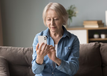 Para quem passou dos 50 anos, o tempo de tela tem um bônus surpreendente, mostra estudo; entenda