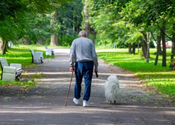 Por que algumas pessoas ficam encurvadas com a idade e como fazer para evitar isso?