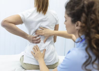 Por que algumas pessoas ficam com as costas curvadas à medida que envelhecem e o que posso fazer para evitar isso?