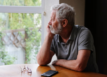 Por que nos sentimos menos sociáveis com o tempo? Estudo traz uma pista — e ela está no cérebro