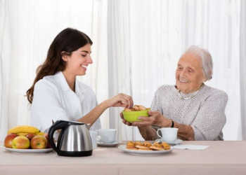 Violência contra idosos também está no prato: veja sinais de negligência nutricional