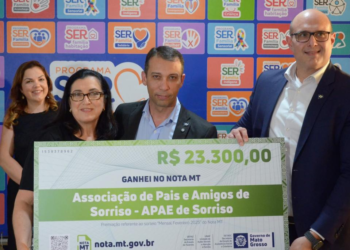 Governo de MT entrega cheque simbólico de R$ 23,3 mil à Apae de Sorriso por meio do Programa Nota MT