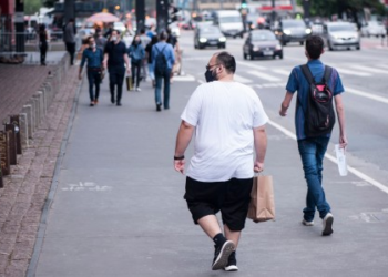 Gordura abdominal e perda muscular aumentam em 83% o risco de morte após os 50 anos, diz estudo