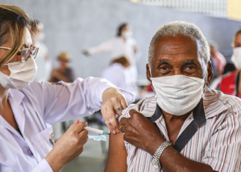 Mês dos avós: veja sete vacinas essenciais para preservar a saúde dos idosos