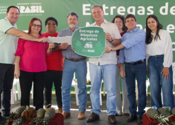 Fávaro entrega máquinas e equipamentos para agricultura familiar no Mato Grosso