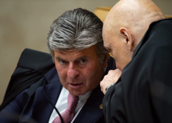 Fux vota contra, mas STF confirma medidas cautelares impostas por Moraes a Bolsonaro