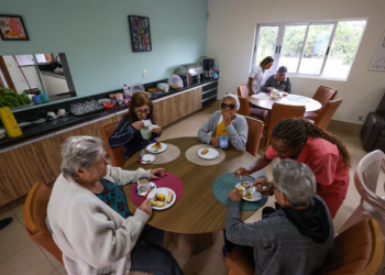 Residenciais de idosos ganham espaço no mercado e atraem investidores que apostam no cuidado sênior