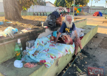 Sem atendimento adequado, idoso vive há dois anos em praça de VG e mistura realidade com fantasia