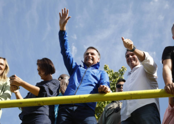 Bolsonaro puxa motociata em carro de som, mas não discursa durante ato de apoio em Brasília