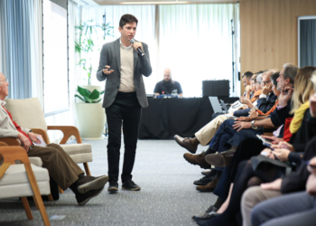 A responsabilidade de formar cuidadores em um Brasil cada vez mais idoso