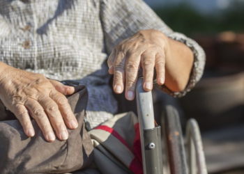 Entra em vigor lei que aumenta as penas para abandono de idoso ou pessoa com deficiência