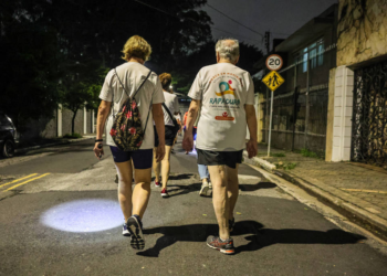 Caminhar 7.000 passos por dia reduz o risco de câncer, aponta estudo