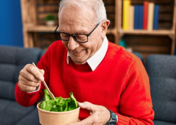 Alimentos que elevam humor e energia após os 50 anos
