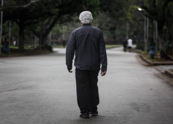 Deficiência de vitamina D aumenta em 22% o risco de lentidão da caminhada na velhice