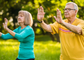Rotina de exercícios leves que mudam a qualidade de vida de pessoas acima de 60 anos