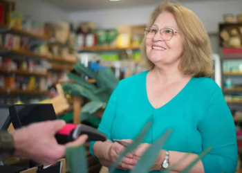 Etarismo: guia propõe comunicação inclusiva no comércio e nas relações sociais