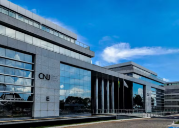 Reforma Administrativa prevê fim de aposentadoria compulsória como punição para juízes