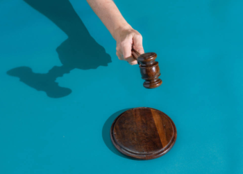 Justiça determina divisão da pensão do INSS em caso de união poliafetiva