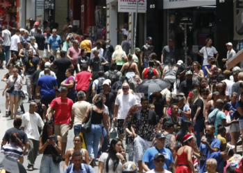 População brasileira chega a 213,4 milhões em julho de 2025